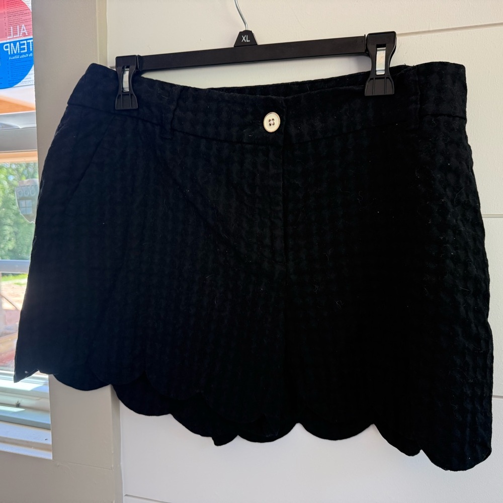 Crown & Ivy Black Scalloped Shorts Lightweight Comfortable
